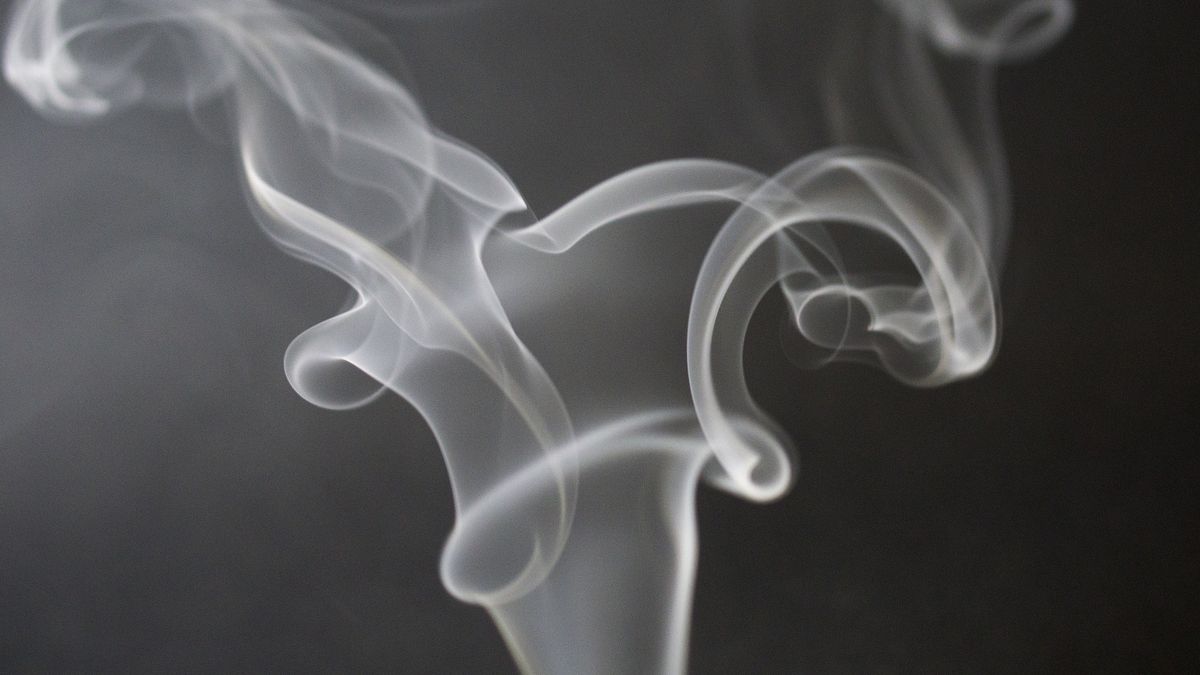 Desetina mladých kuřáků v Česku holduje e-cigaretám, některým není ani 12